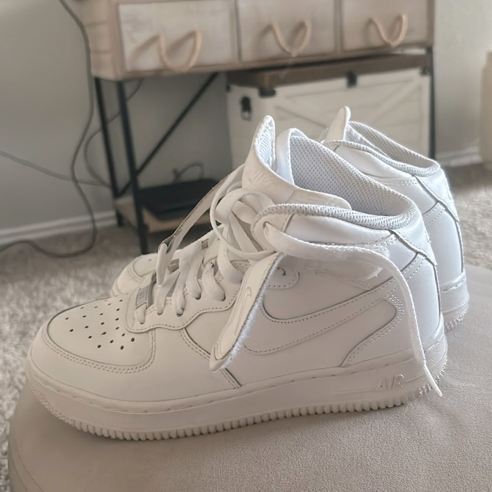 White Nike Air Force 1 slightly worn